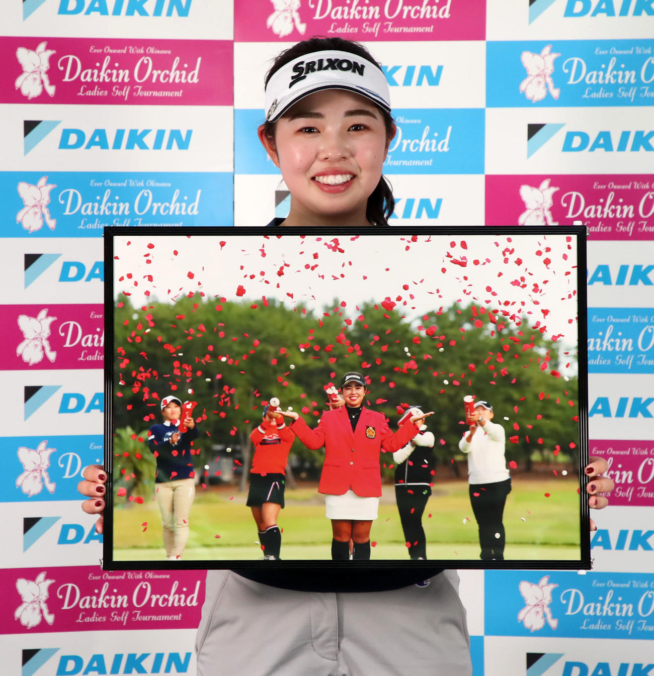 関西運動記者クラブ・ゴルフ分科会の最優秀選手に選ばれた山下美夢有は記念の写真パネルを手に笑顔を見せる（撮影・加藤哉）