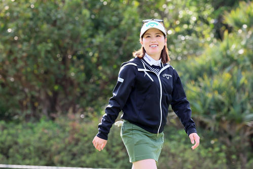 プロアマ戦　18番、セカンドショット地点へ向かう西村優菜（撮影・加藤哉）
