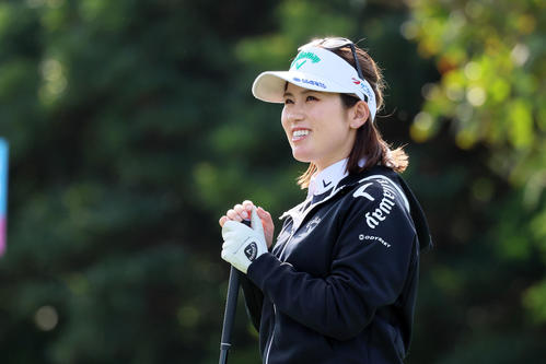 プロアマ戦　18番、ティーグラウンドで笑顔を見せる西村優菜（撮影・加藤哉）