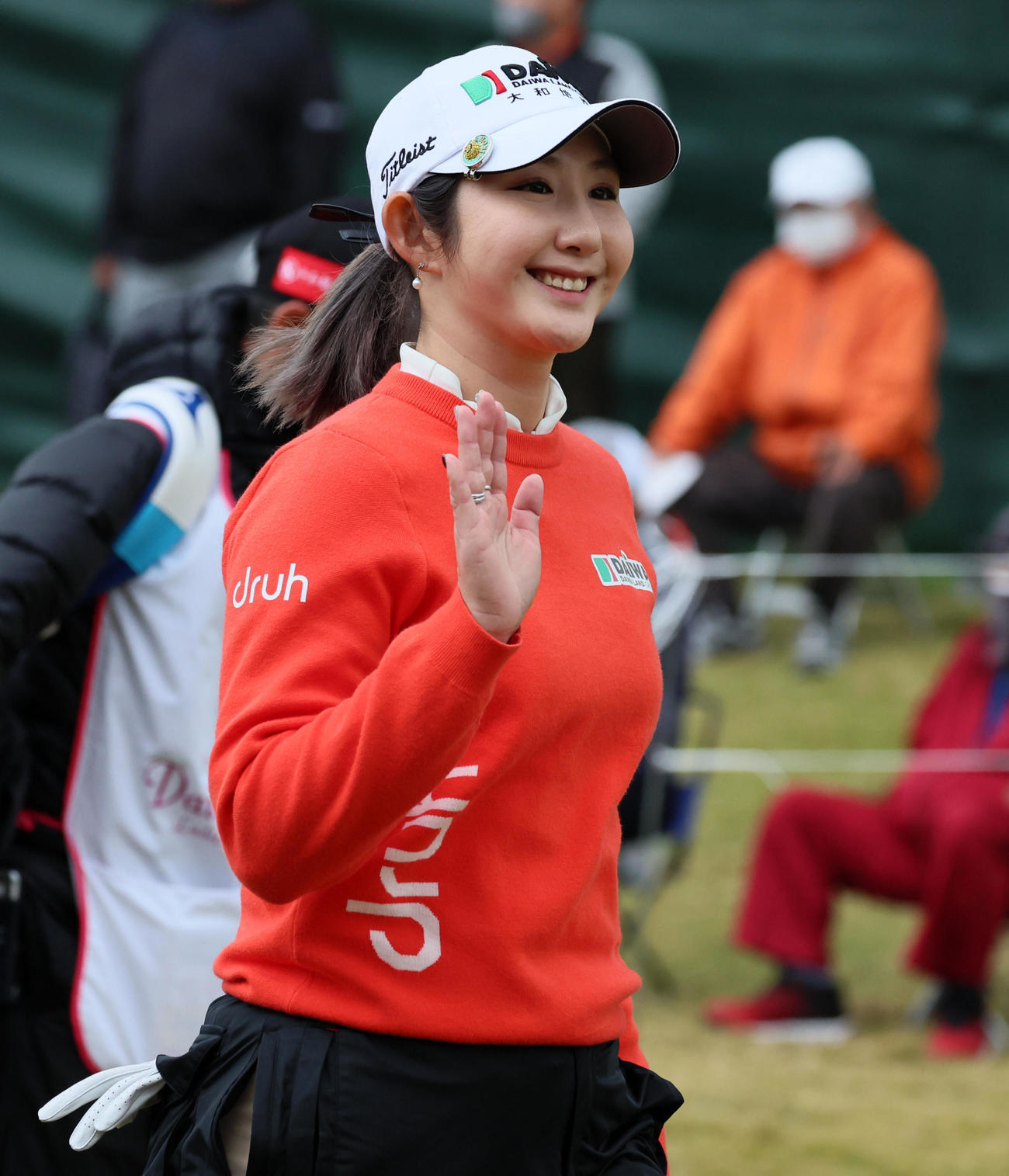 1番、ティーショットを打ち終え笑顔で手を振るペ・ソンウ（撮影・加藤哉）