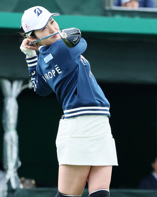 1番、ティーショットを放つ三ケ島かな（撮影・加藤哉）