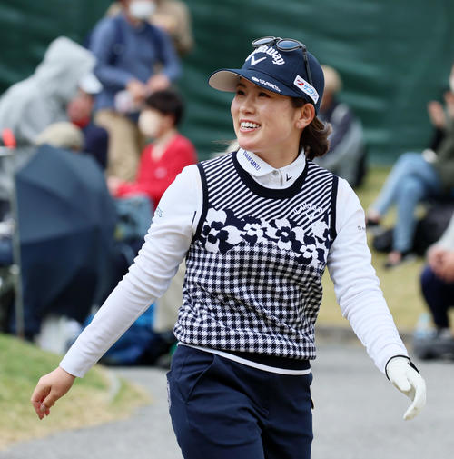 1番、ティーショットを放ち笑顔を見せて歩き出す西村優菜（撮影・加藤哉）