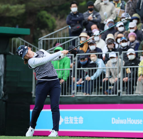 1番、ティーショットを放つ西村優菜（撮影・加藤哉）