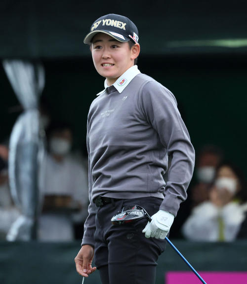 1番、ティーショットを放った岩井明愛（撮影・加藤哉）