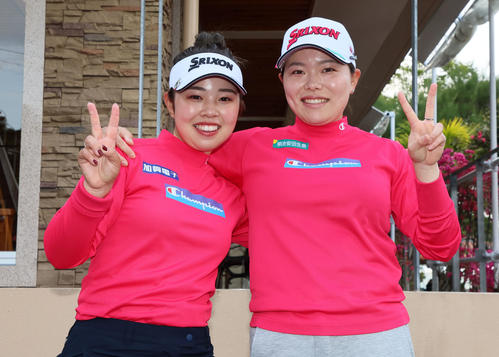 初日　お揃いのウエアでラウンドし記念写真に納まる山下美夢有（日）と勝みなみ（撮影・加藤哉）
