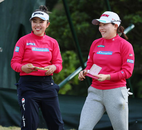 お揃いのウエアでラウンドし、笑顔を見せる山下美夢有（左）と勝みなみ（撮影・加藤哉）