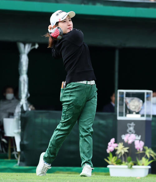1番、ティーショットを放つ永井花奈（撮影・加藤哉）