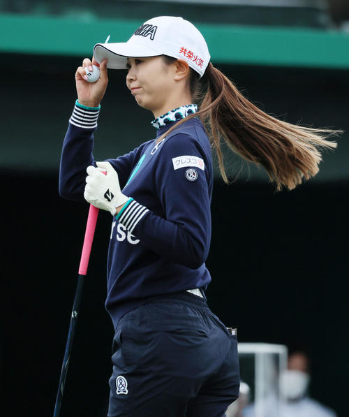 1番、ティーグラウンドであいさつする金沢志奈（撮影・加藤哉）