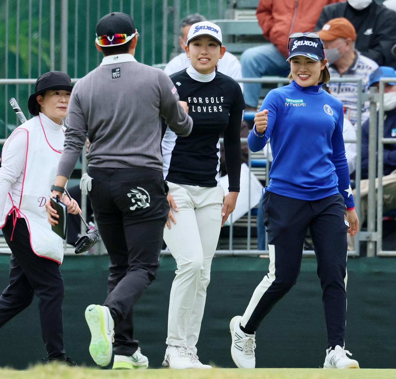 18番、連続バーディーで初日を終えホールアウトする荒川怜郁。左は岩井明愛、右は小倉彩愛（撮影・加藤哉）