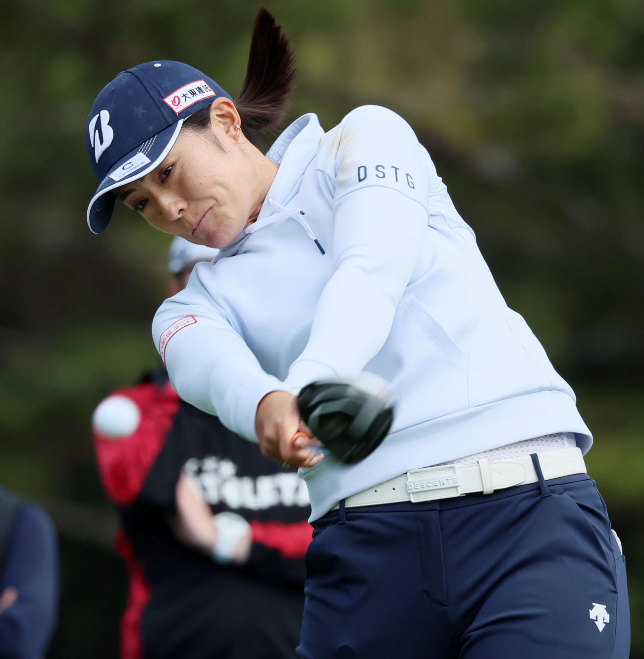 18番、ティーショットを放つ渡辺彩香（撮影・加藤哉）