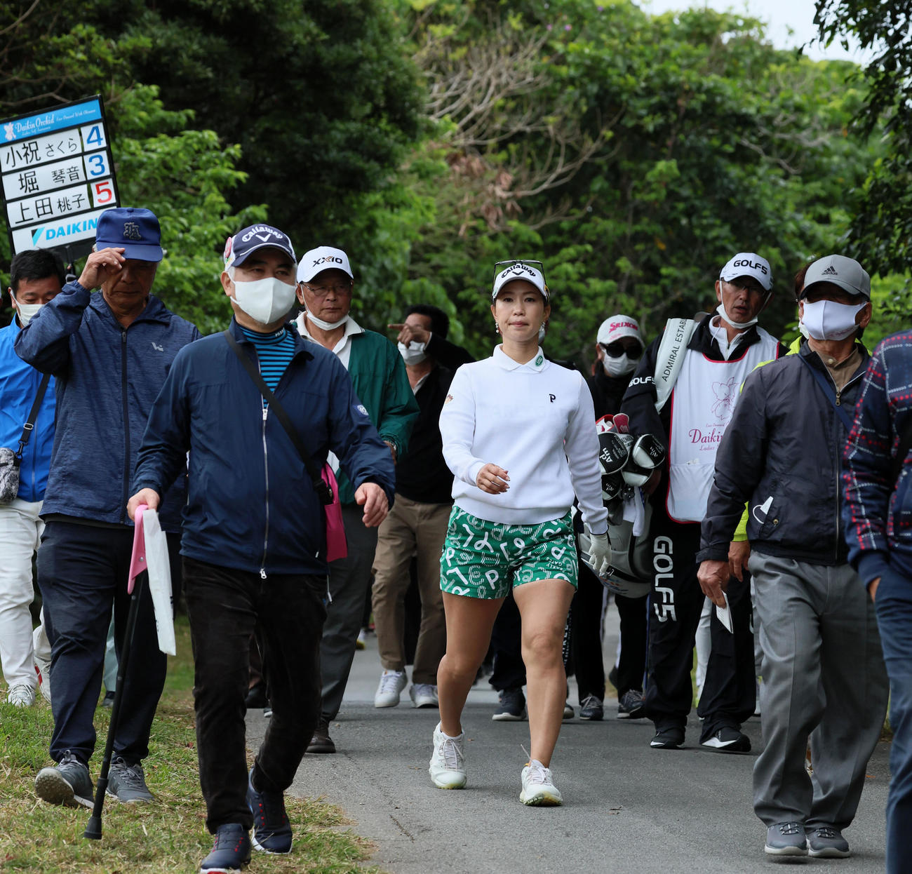 2日目　多くのギャラリーとともに9番へ移動する上田桃子（撮影・加藤哉）