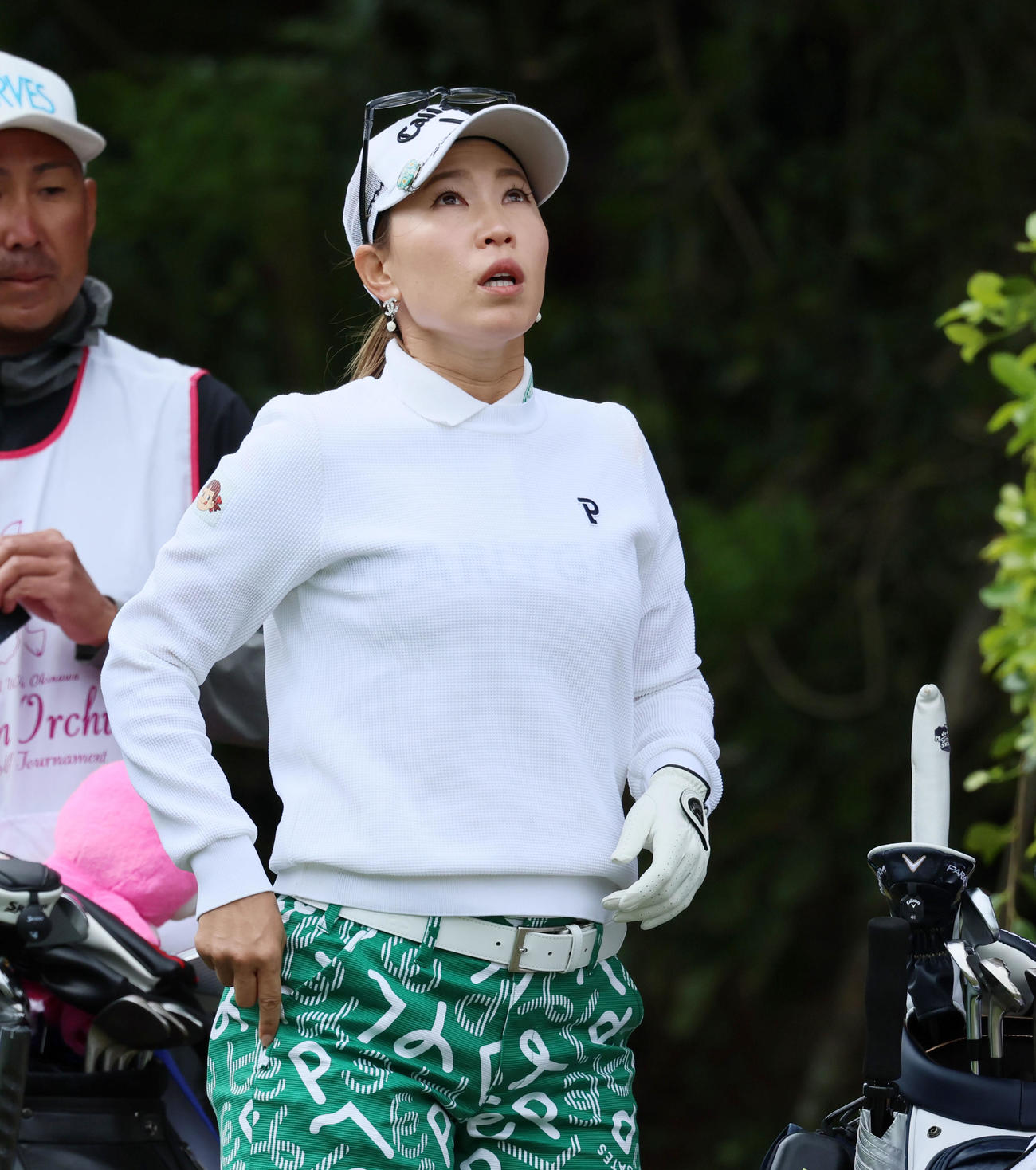 2日目　12番、ティーショットを打ち終え空を見上げる上田桃子（撮影・加藤哉）