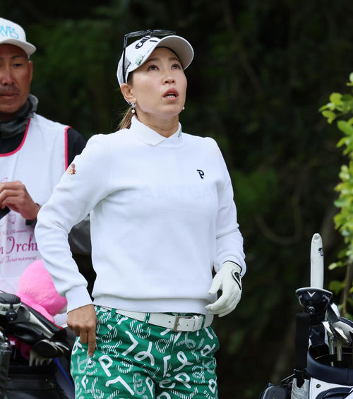 2日目　12番、ティーショットを打ち終え空を見上げる上田桃子（撮影・加藤哉）