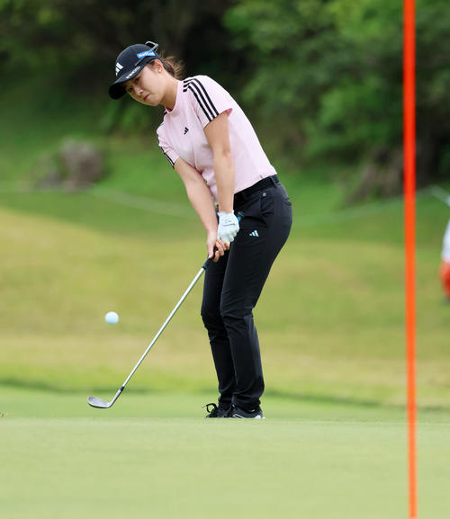 2日目　14番、グリーン脇からアプローチしバーディーを奪う森田遥（撮影・加藤哉）