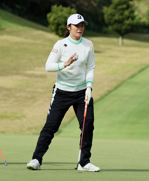 2日目　11番、バーディーパットを決めた渡辺彩香（撮影・加藤哉）