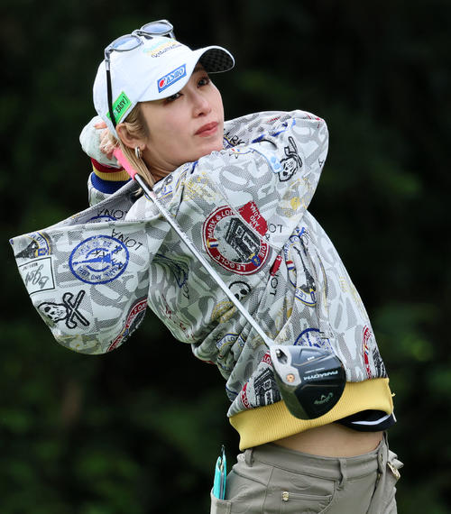 12番、ティーショットを放つ金田久美子（撮影・加藤哉）