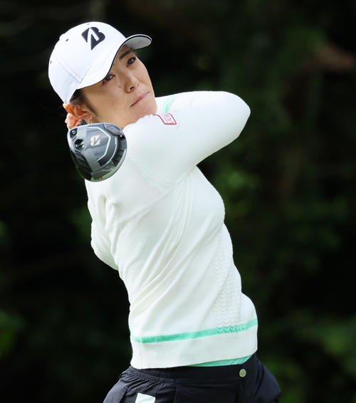 2番、ティーショットを放つ渡辺彩香（撮影・加藤哉）
