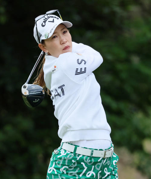 上田桃子「感情のまま動こうと」首位に4打差3位浮上 昨季悲願の