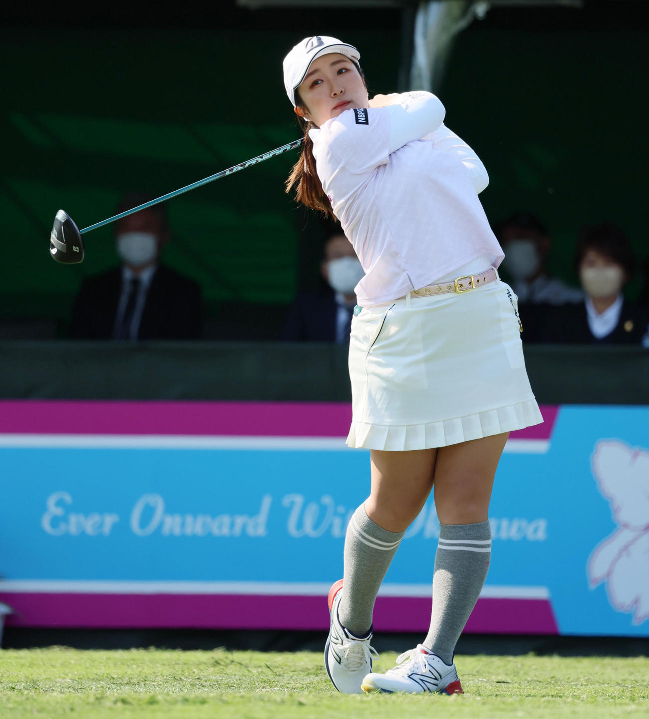 3日目　1番、ティーショットを放つ阿部未悠（撮影・加藤哉）
