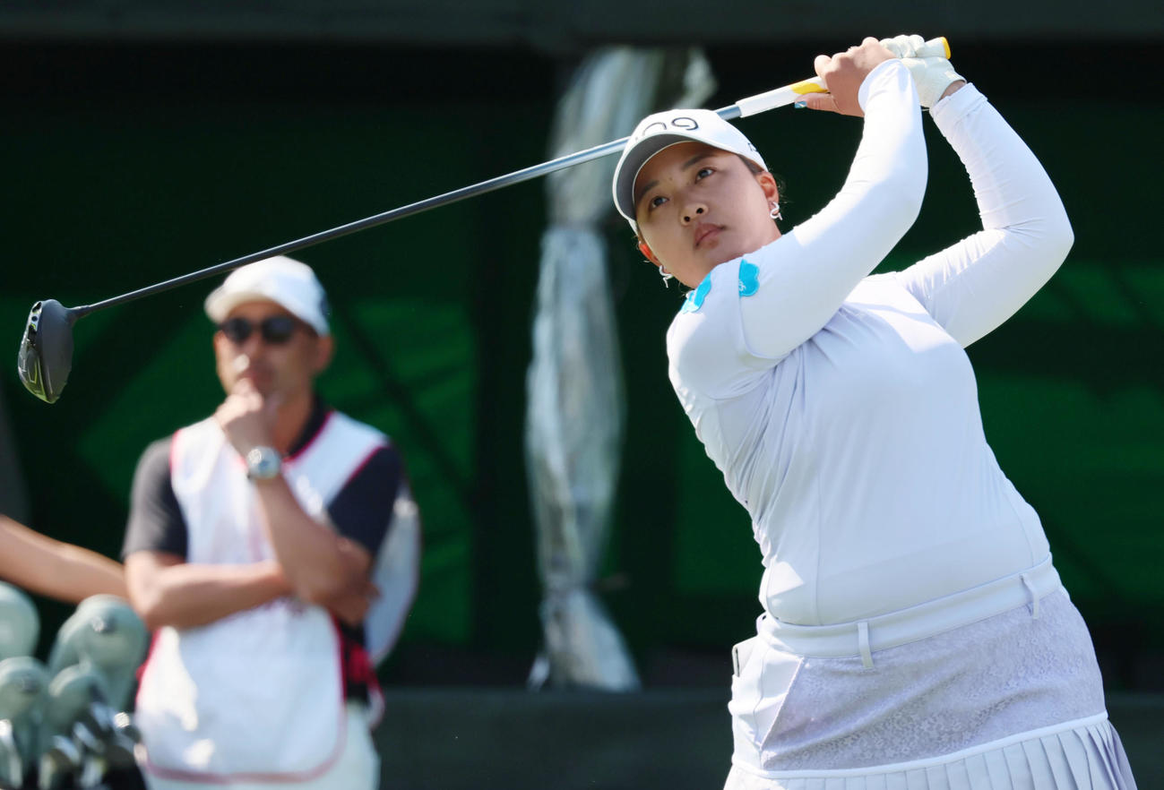 3日目　1番、ティーショットを放つ鈴木愛（撮影・加藤哉）