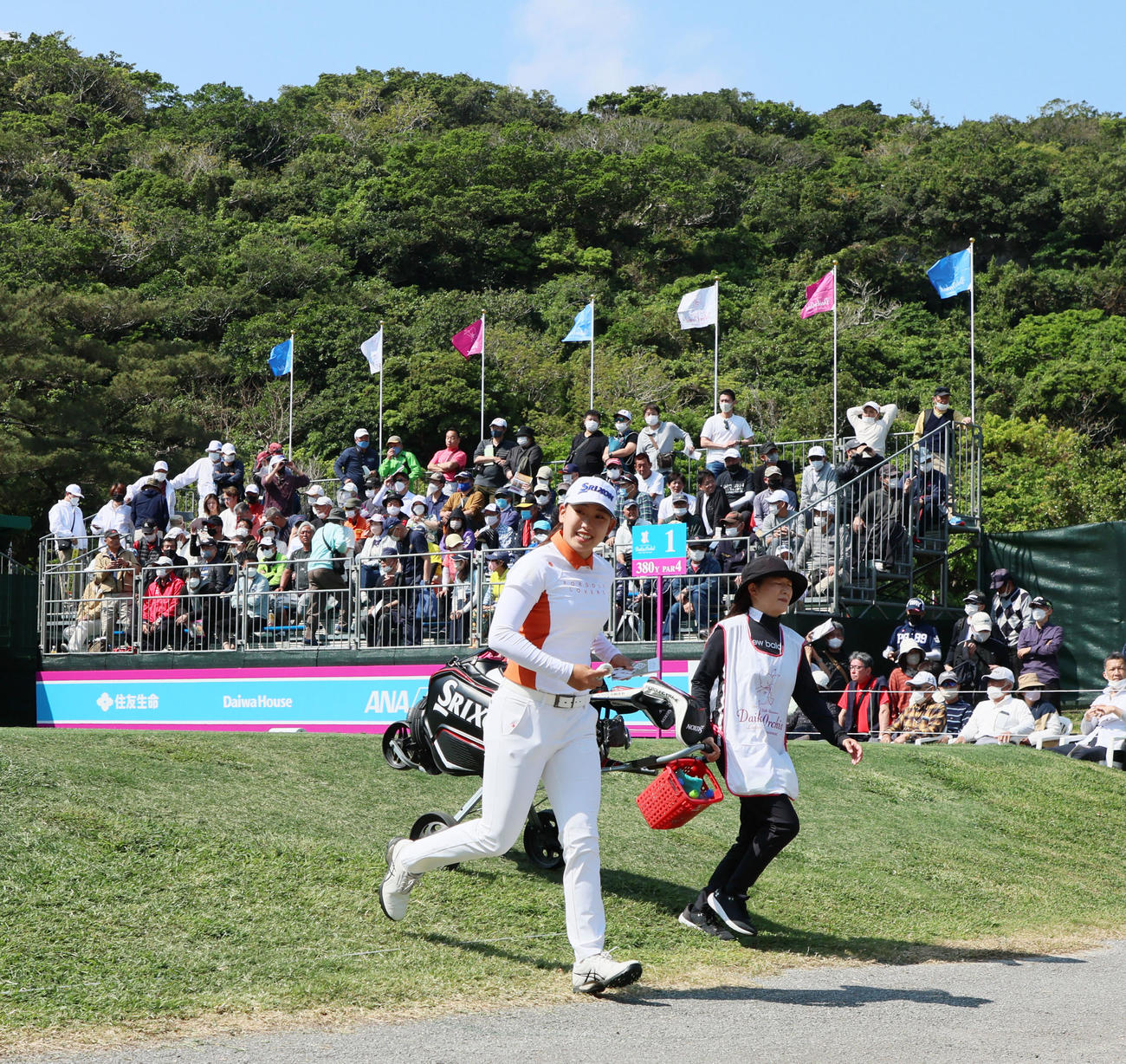3日目　1番、ティーショットを打ち終えギャラリーにあいさつしながらセカンド地点へ歩き出す荒川怜郁（撮影・加藤哉）