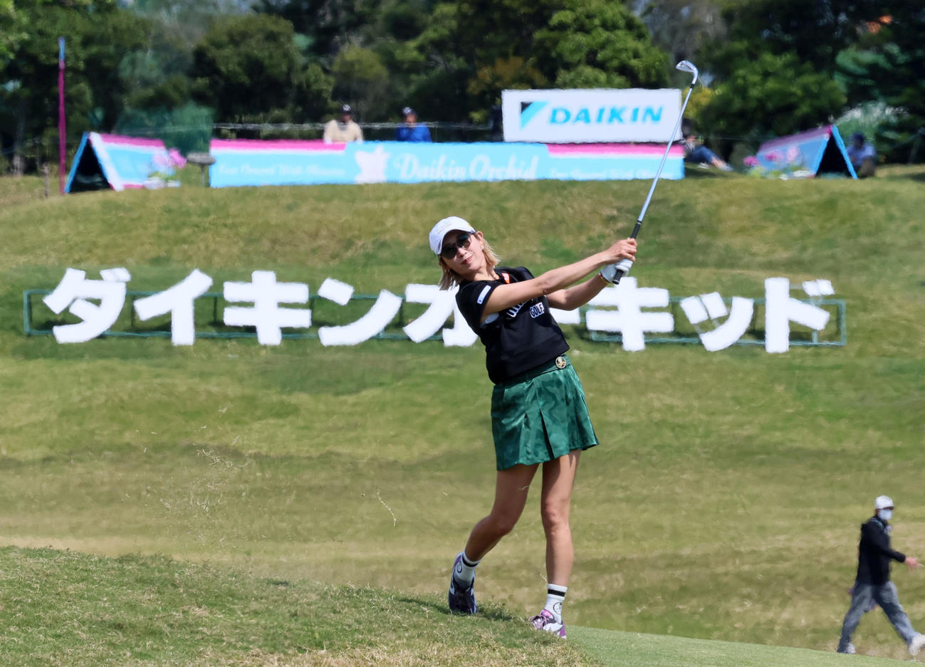 3日目　17番、セカンドショットを放つ金田久美子（撮影・加藤哉）