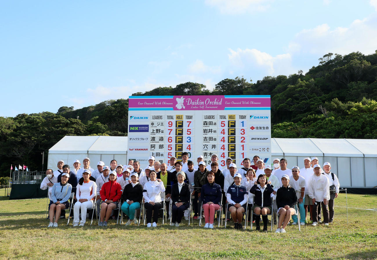 3日目　交流会が行われ記念写真に納まる選手とボランティアたち（撮影・加藤哉）