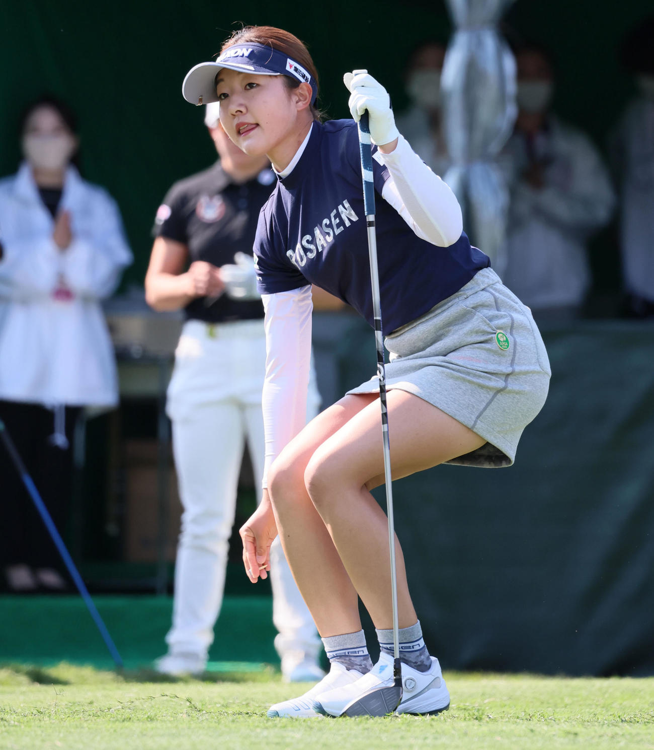 3日目　1番、ティーショットを打ちボールを見つめる岸部桃子（撮影・加藤哉）