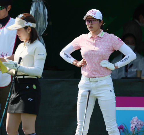 3日目　1番、ティーグラウンドで身体をほぐす原英莉花（撮影・加藤哉）