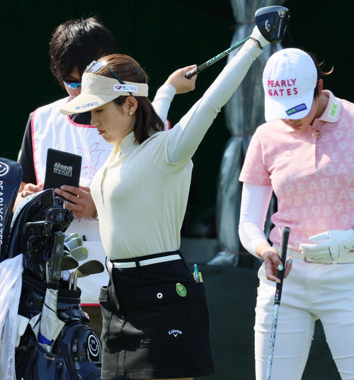3日目　1番、ティーグラウンドで身体をほぐす西村優菜（撮影・加藤哉）