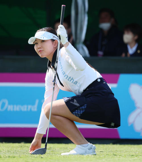 3日目　1番、ティーショットを打ち終えボールを見つめる石井理緒（撮影・加藤哉）