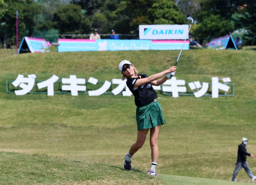 3日目　17番、セカンドショットを放つ金田久美子（撮影・加藤哉）