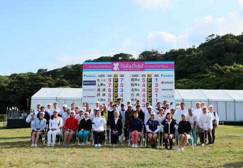 3日目　交流会が行われ記念写真に納まる選手とボランティアたち（撮影・加藤哉）