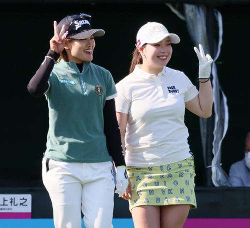 3日目　1番、ティーショットを打ち終えピースする小倉彩愛（左）と後藤未有（撮影・加藤哉）