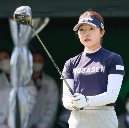 3日目　1番、ティーショットの狙いを定める岸部桃子（撮影・加藤哉）