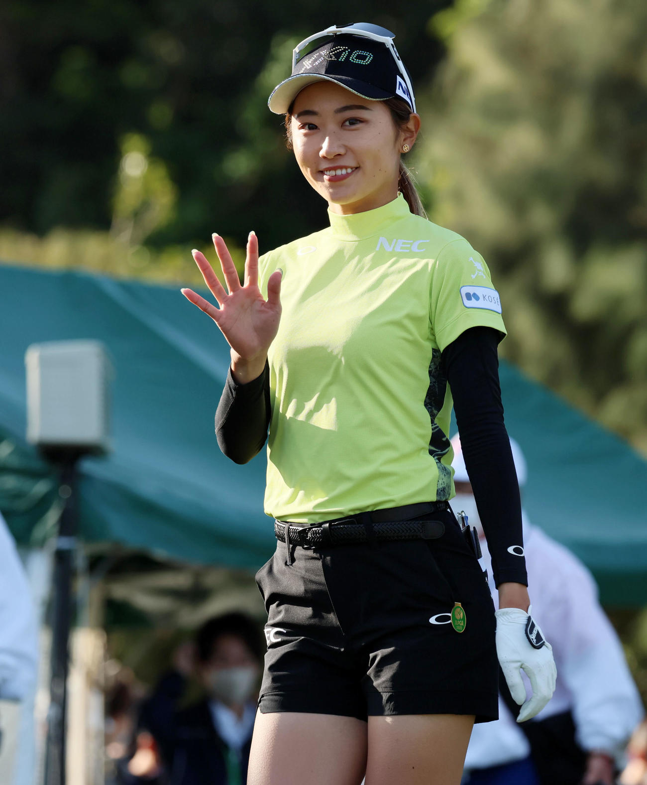 最終日　1番、ティーショットを打ち終え手を振って歩き出す安田祐香（撮影・加藤哉）