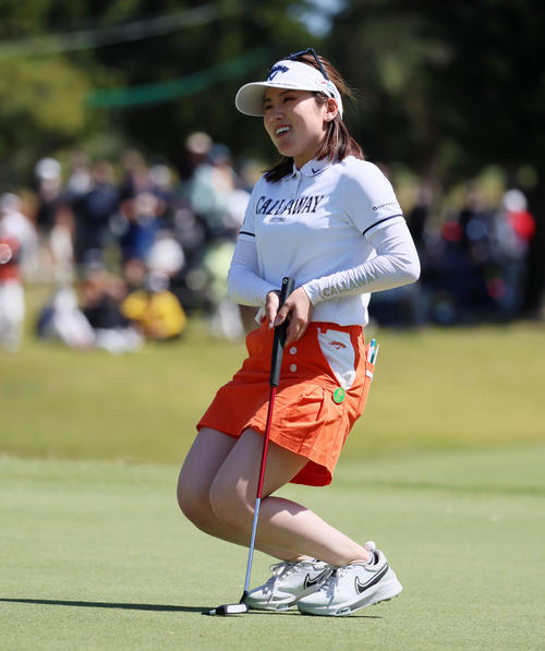 最終日　18番、西村優菜はイーグルパットを外す（撮影・加藤哉）