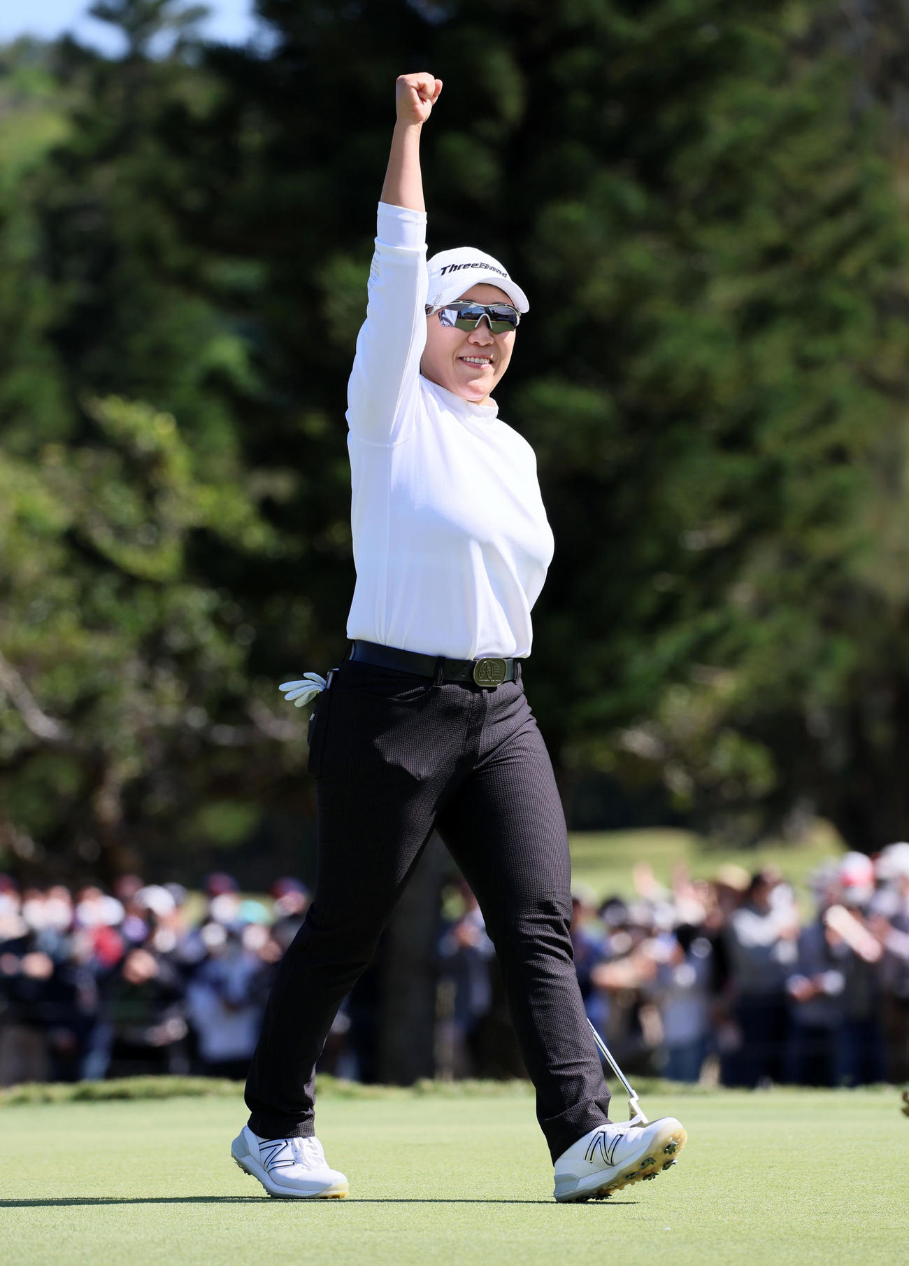 最終日　18番、バーディーパットを沈め優勝を決めた申ジエはグリーン上でガッツポーズを見せる（撮影・加藤哉）