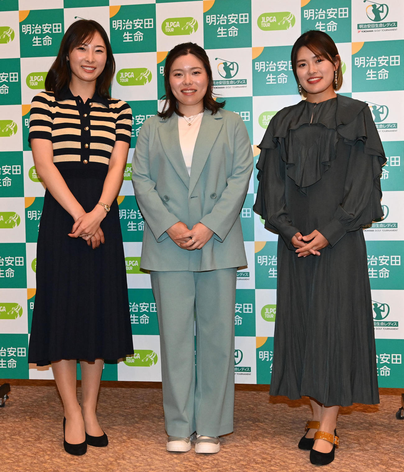 明治安田生命レディス前夜祭　左から鶴岡果恋、勝みなみ、小倉彩愛（撮影・前岡正明）