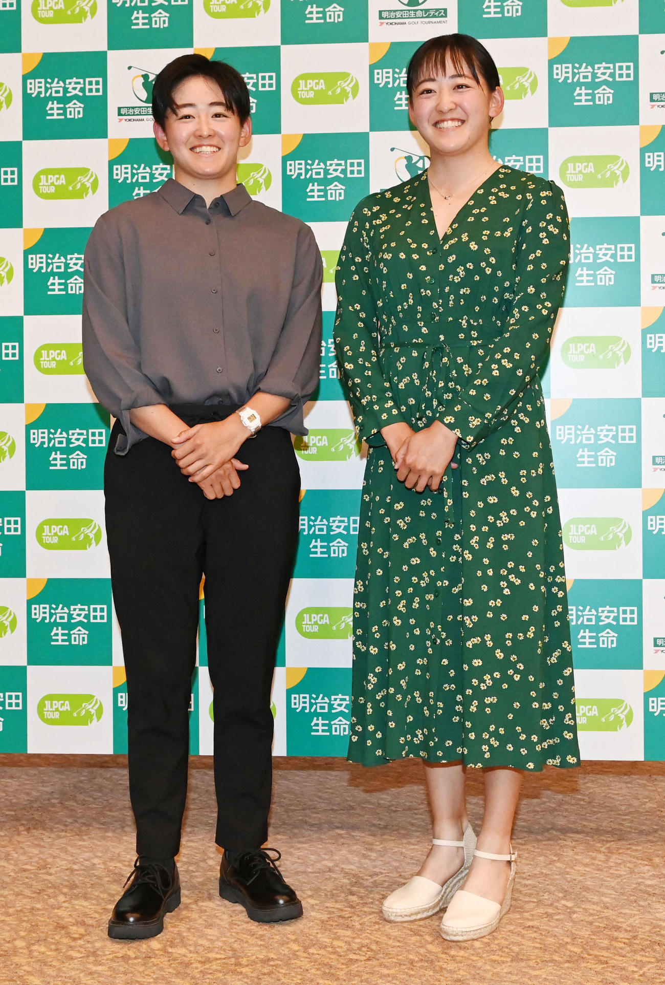明治安田生命レディス前夜祭　岩井明愛（左）と岩井千怜（撮影・前岡正明）
