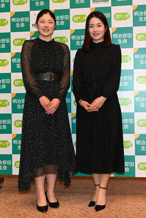 明治安田生命レディス前夜祭　辻梨恵（左）と三ヶ島かな（撮影・前岡正明）