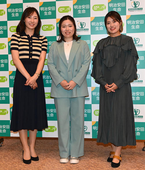 明治安田生命レディス前夜祭　左から鶴岡果恋、勝みなみ、小倉彩愛（撮影・前岡正明）
