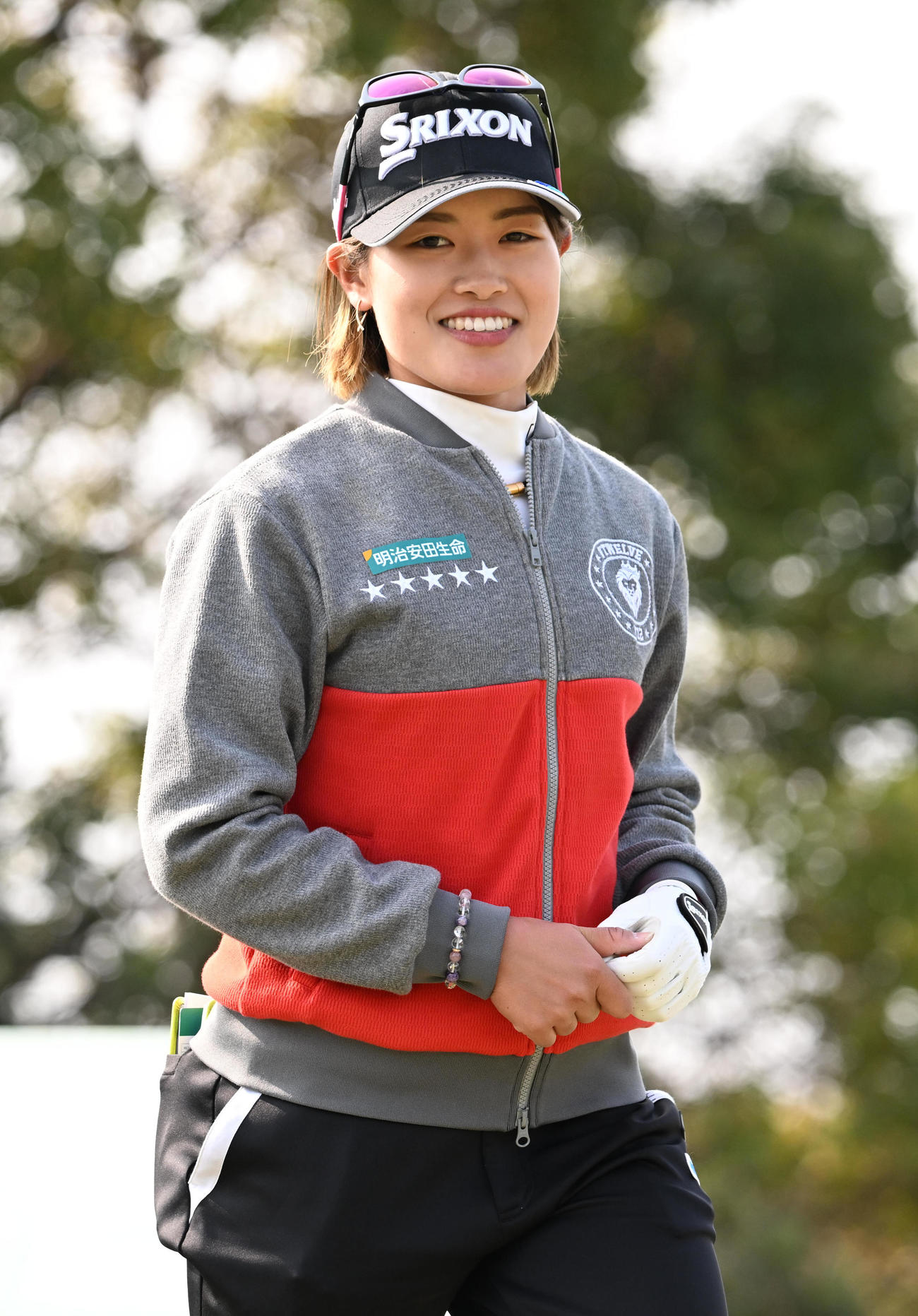 1番、ティーショットを放ち笑顔でスタートする小倉（撮影・前岡正明）