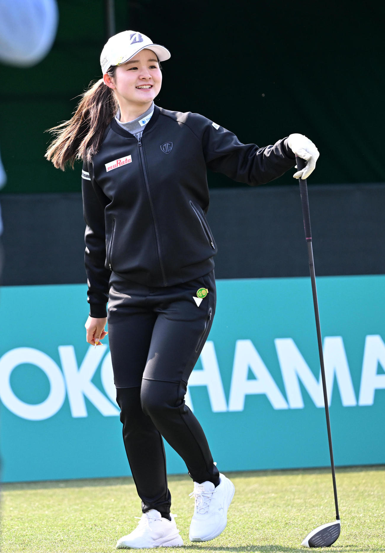 1番、ティーショットを放ち笑顔を見せる川崎（撮影・前岡正明）