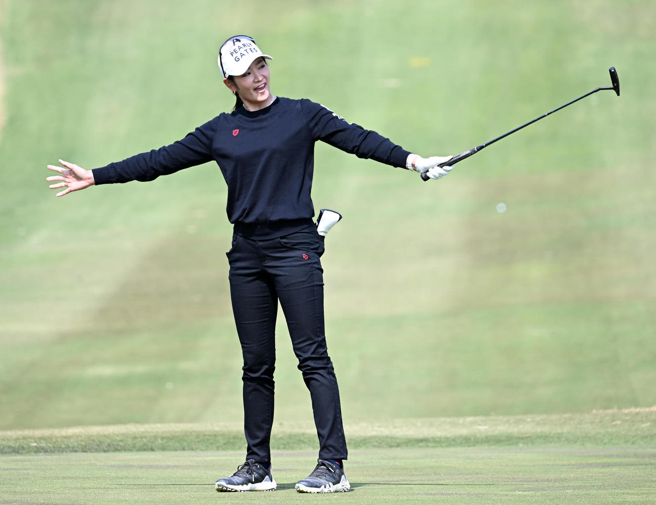 9番、バーディーを決め喜ぶ原（撮影・前岡正明）