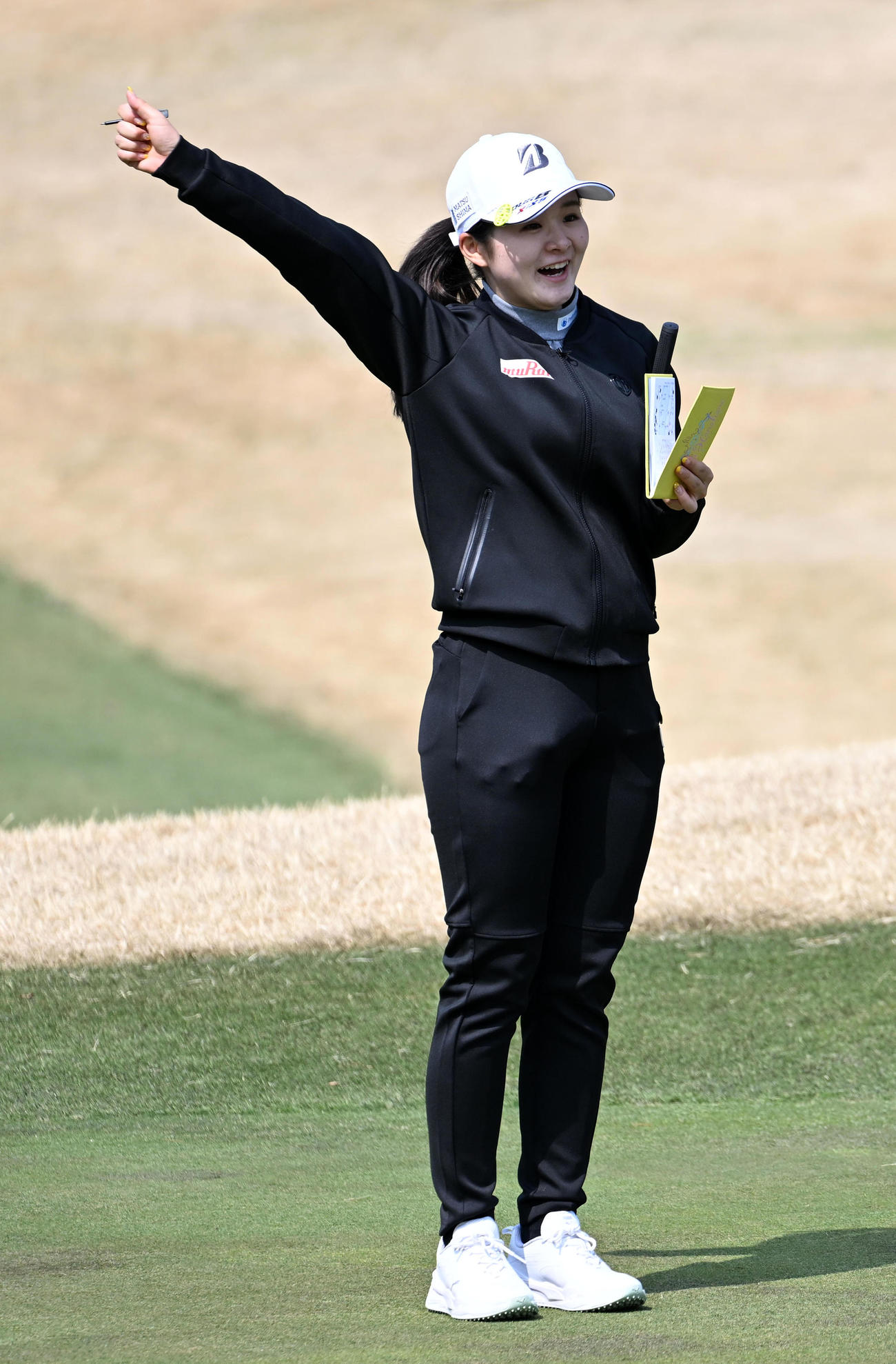 9番、アマチュア選手のバーディーに喜ぶ川崎（撮影・前岡正明）