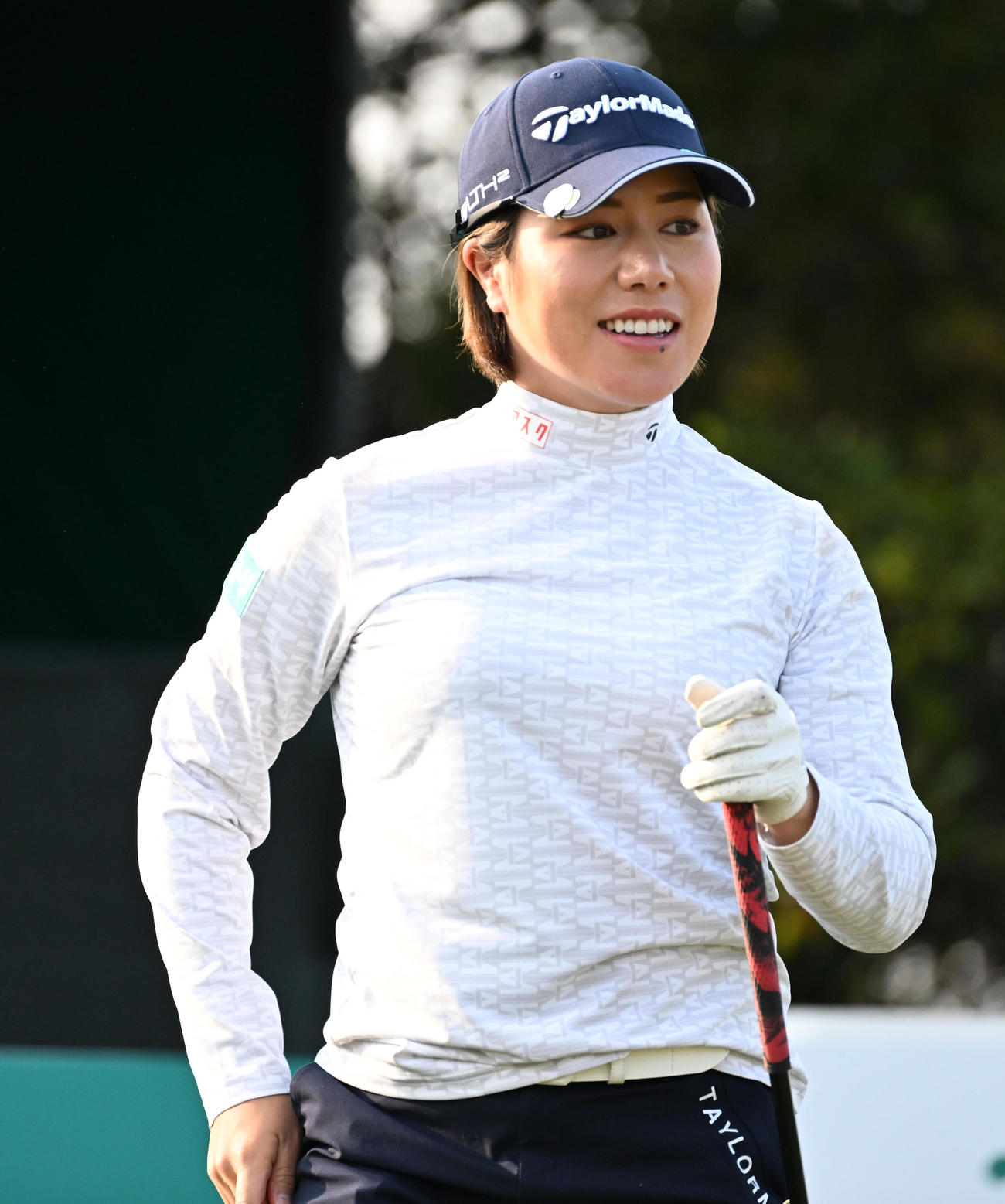 1番、ティーショットを放ち笑顔を見せる岡山（撮影・前岡正明）