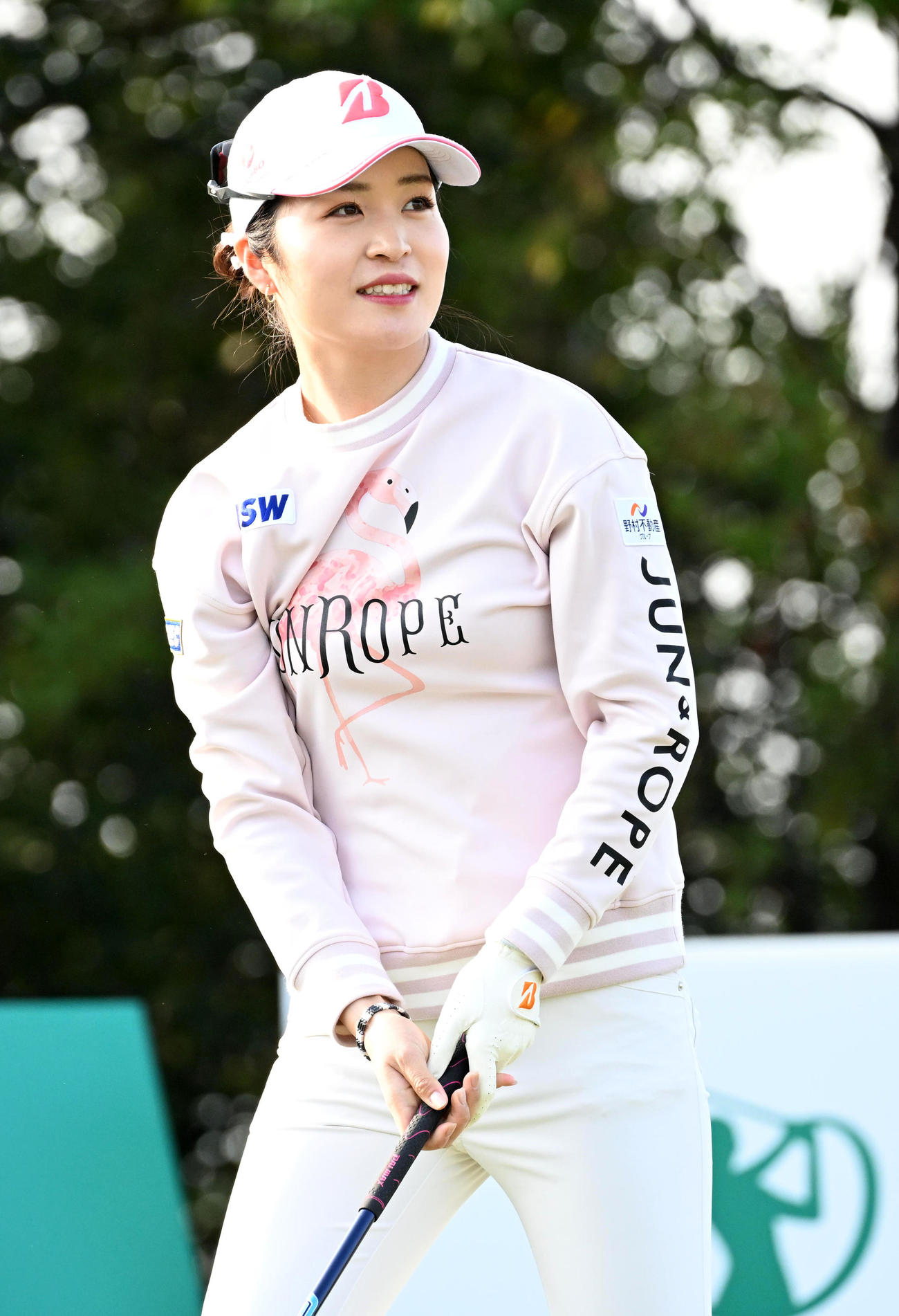 1番、ティーショットを放ち笑顔を見せる三ケ島（撮影・前岡正明）