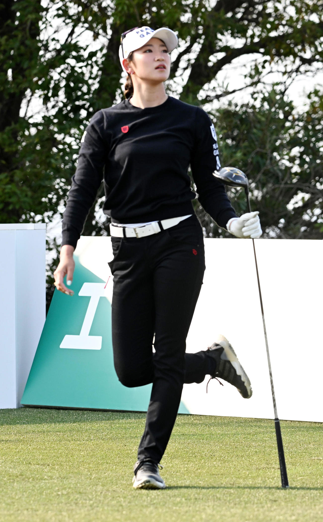 1番、ティーショットを放った原（撮影・前岡正明）