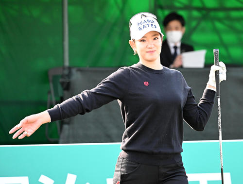 1番、笑顔を見せる原（撮影・前岡正明）